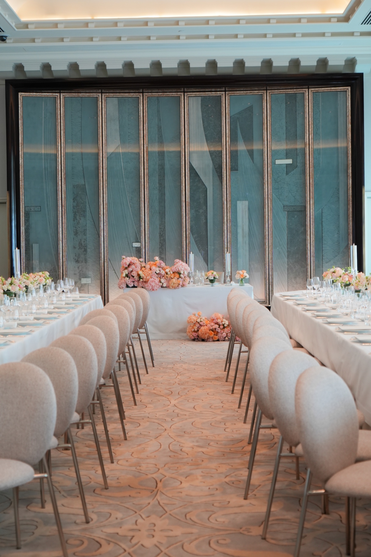 Salle de réception dressée avec compositions florales