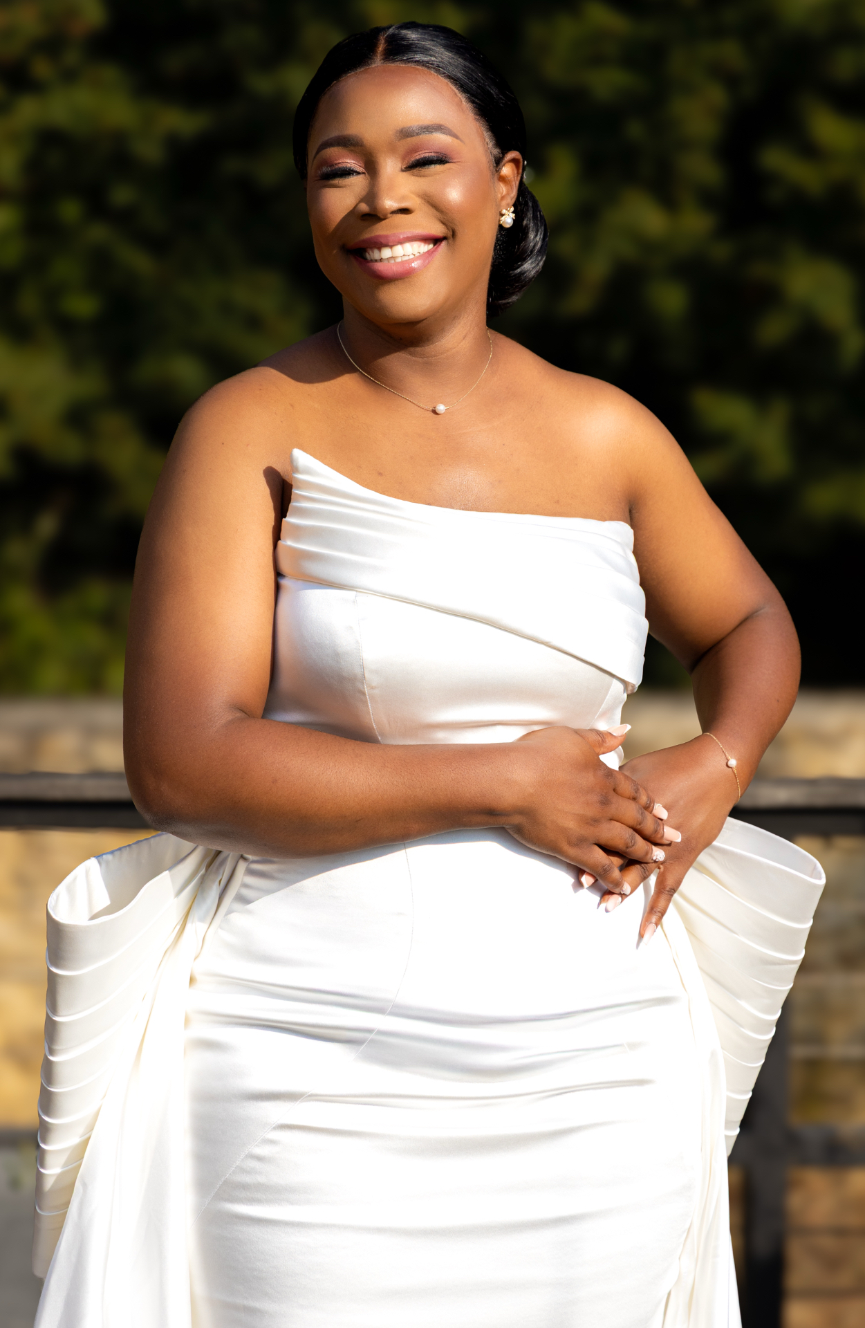 Portrait souriant de la mariée en robe satinée