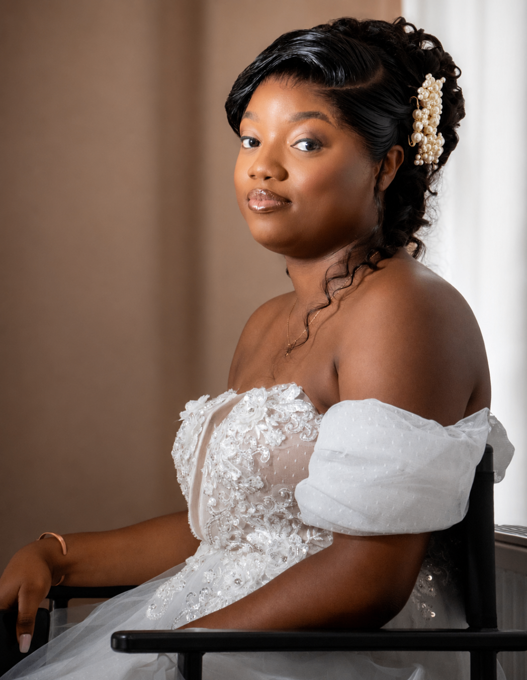 Portrait de mariée en robe brodée